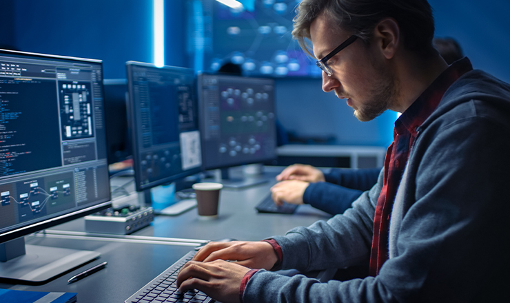 Yazılım Uzmanlığı Nedir? 2025'te Kapsamlı Bir Kariyer İçin Yol Haritanız